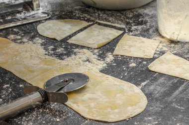 Evde erişte pişiriyorum. Benzersiz üretim yöntemi.