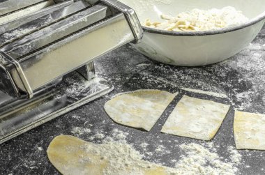 Evde erişte pişiriyorum. Benzersiz üretim yöntemi.