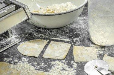 Evde erişte pişiriyorum. Benzersiz üretim yöntemi.