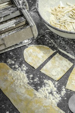 Evde erişte pişiriyorum. Benzersiz üretim yöntemi.