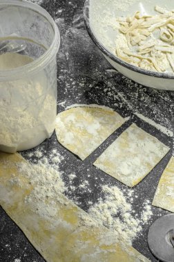 Evde erişte pişiriyorum. Benzersiz üretim yöntemi.