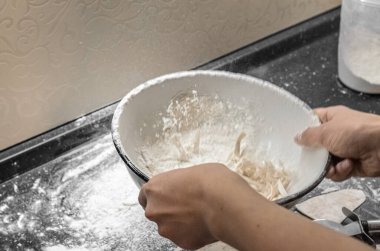 Evde erişte pişiriyorum. Benzersiz üretim yöntemi.