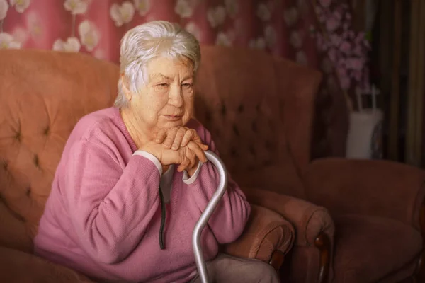 Değişik ifadeleri olan farklı bir büyükanne..