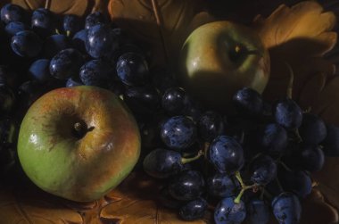 Elma ve üzümlü kırsal yaşam.