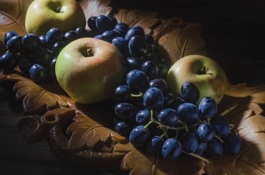 Elma ve üzümlü kırsal yaşam.