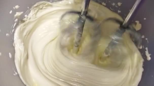 Textur Tjock Marshmallow Grädde Bildas Samtidigt Slå Närbild Skott Vaniljsås — Stockvideo