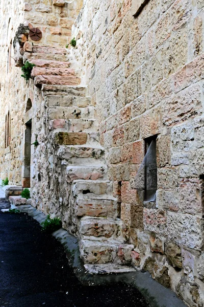 Внешняя каменная лестница — стоковое фото