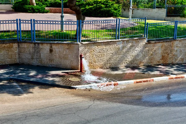 Ableitung Von Wasser Aus Dem Wasserversorgungsnetz Zur Vorbeugenden Inspektion Stockfoto