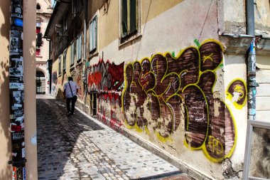   LJUBLJANA / SLOVENIA - 07.08.2019 'da Ljubljana' da duvarında grafiti olan yaya geçidi