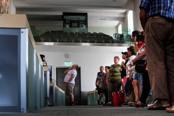 Klagenfurt Oostenrijk August Toeristen Luisteren Naar Het Verhaal Van Een — Stockfoto