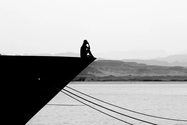 mesafe içine bakarak bir gemide kadın