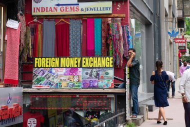 Bangalore, Hindistan - 12 Ağustos 2018: Brigade Yolu 'nda sabah saatlerinde yerel halk.