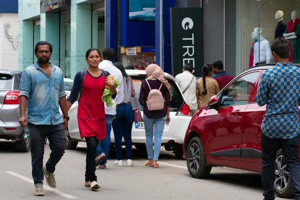 Bangalore India Agosto 2018 Gente Desconocida Camina Esta Mañana Calle —  Fotos de Stock