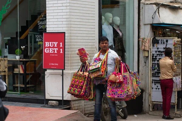 Bangalore India Agosto 2018 Vendedor Callejero Que Vende Bolsos Tradicionales —  Fotos de Stock