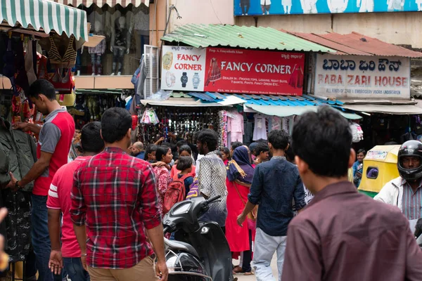 Bangalore Indie Sierpnia 2018 Lokalni Mieszkańcy Zatłoczonego Targu Shivajinagar — Zdjęcie stockowe