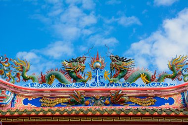 Mavi gökyüzü ile güzel Çince dragon