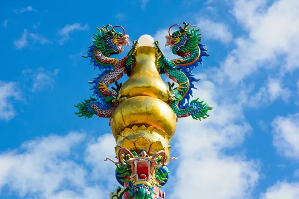 Frumos dragon chinezesc cu cer albastru — Fotografie, imagine de stoc