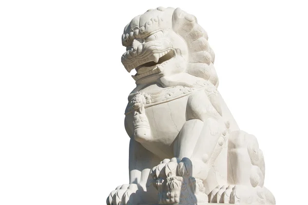 Kamienny pomnik Lwa w Chińskiej świątyni na białym tle — Zdjęcie stockowe