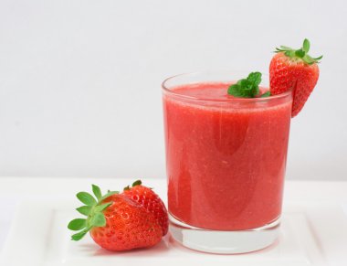 Bir bardak taze çilek güler yüzlü