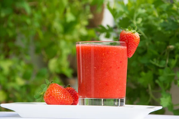 Ένα ποτήρι φρέσκου smoothie φράουλα — Φωτογραφία Αρχείου