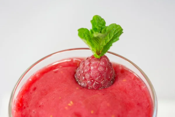 Egészséges friss ízletes házi készítésű málna smoothie — Stock Fotó