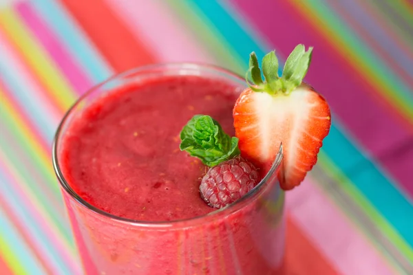 Healthy fresh  delicious homemade raspberry and strawberry smoot — Stock Photo, Image