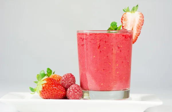 건강 한 신선한 맛 있는 홈메이드 라즈베리와 딸기 smoot — 스톡 사진