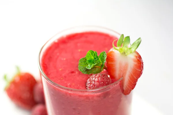 Healthy fresh  delicious homemade raspberry and strawberry smoot — Stock Photo, Image