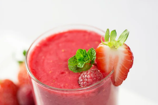 Sehat segar lezat raspberry buatan sendiri dan strawberry smoot — Stok Foto