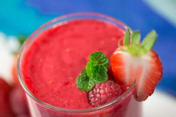 Sehat segar lezat raspberry buatan sendiri dan strawberry smoot — Stok Foto