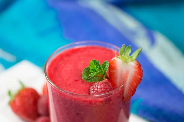 건강 한 신선한 맛 있는 홈메이드 라즈베리와 딸기 smoot — 스톡 사진
