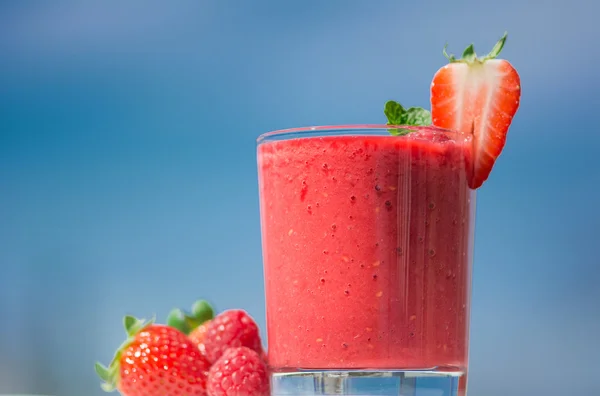 Sehat segar lezat raspberry buatan sendiri dan strawberry smoot — Stok Foto