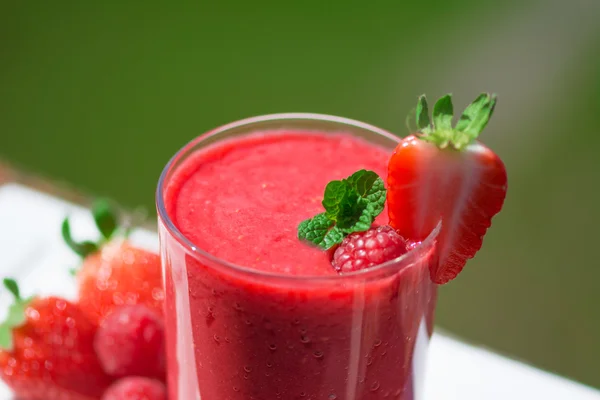 Sehat segar lezat raspberry buatan sendiri dan strawberry smoot — Stok Foto