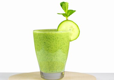 Elma, salatalık, ıspanak l ile sağlıklı yeşil sebze güler yüzlü