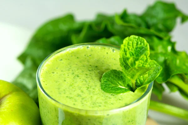 Frullato vegetale verde sano con mele, spinaci, cetriolo, l — Foto Stock