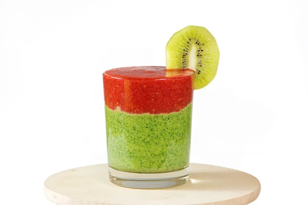 Smoothie verde e vermelho saudável com morango, kiwi, maçãs, rotação — Fotografia de Stock