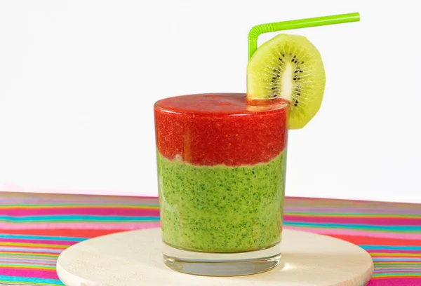 Gezonde groene en rode smoothie met aardbei, kiwi, appels, spin — Stockfoto