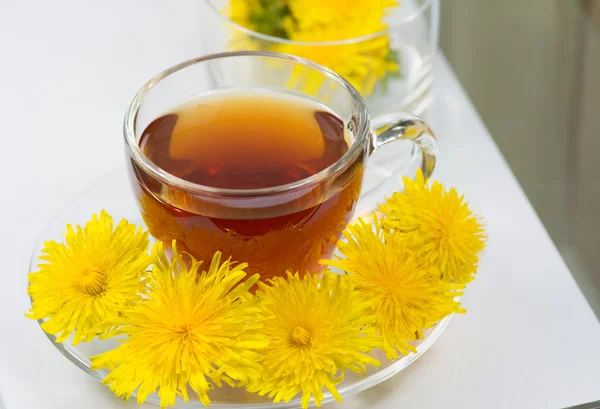 Healthy Medicine Springtime dandelion tea — Stock Photo, Image