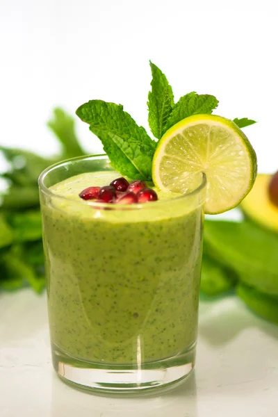 Delicioso smoothie vegetais verdes saudáveis — Fotografia de Stock