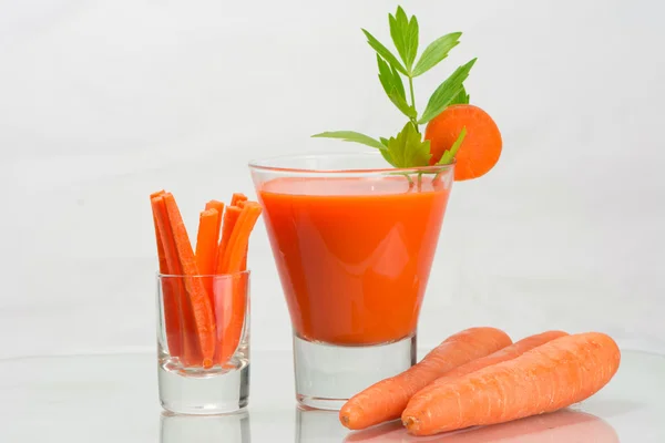 Glas frischer Bio-Karottensaft . — Stockfoto