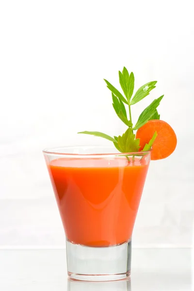 Ποτήρι φρέσκου βιολογικού χυμού καρότου . — Φωτογραφία Αρχείου