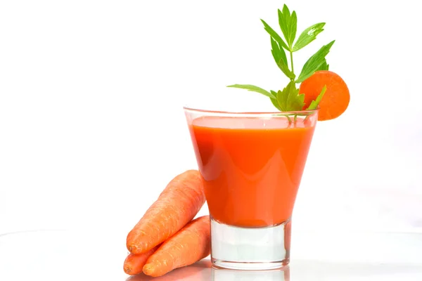 Bicchiere di succo di carota fresco  . — Foto Stock