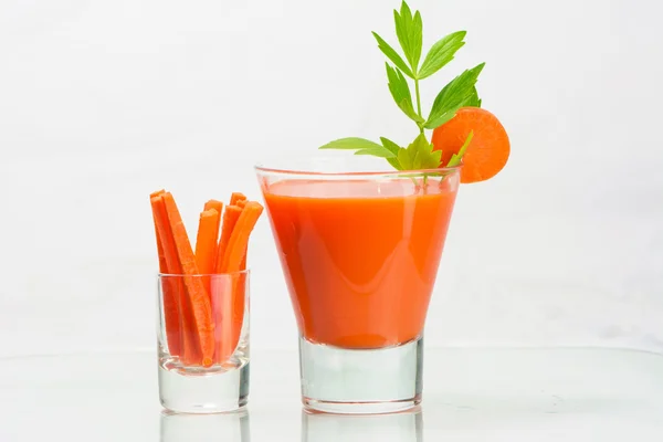 Vidro de suco de cenoura orgânica fresca  . — Fotografia de Stock