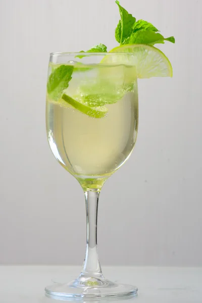 Hugo Champagne drink with elderflower syrup, mint and lime — Stock Fotó