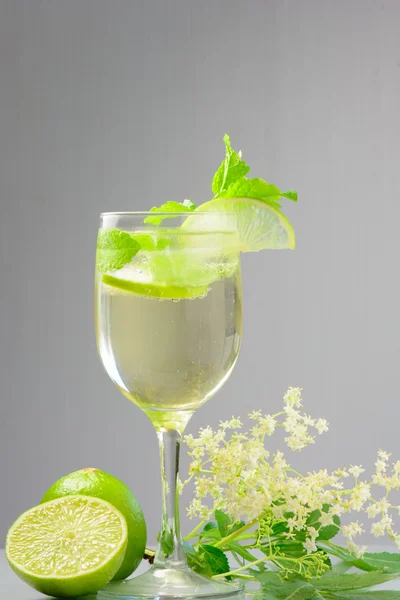 Hugo Champagne drink with elderflower syrup, mint and lime — Stock Fotó