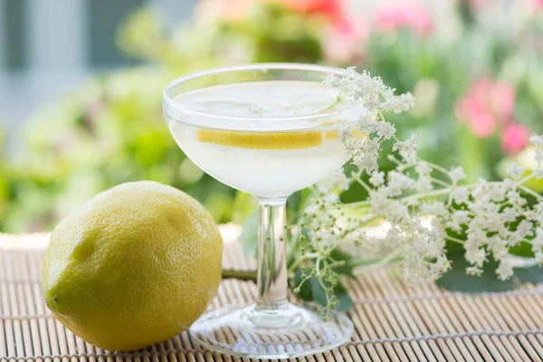 Bebida de verano Limonada de flor de saúco — Foto de Stock