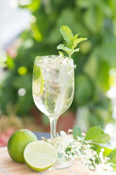 Hugo Champagne drink with elderflower syrup, mint and lime — 图库照片