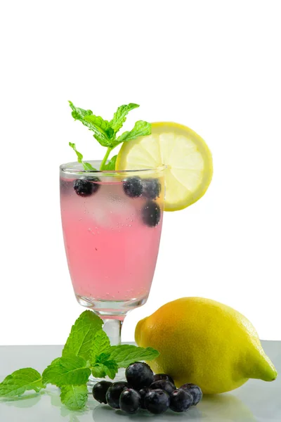 Bebida de fiesta de verano Limonada fría de arándanos frescos con menta — Foto de Stock