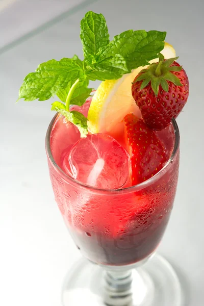 Summer party drink Cold fresh strawberry lemonade — Stok fotoğraf