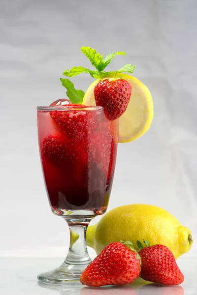 Summer party drink Cold fresh strawberry lemonade — Stok fotoğraf